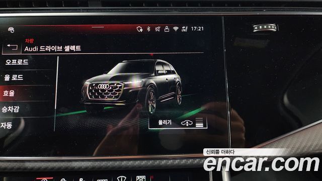 Audi SQ7 2025 — photo 36