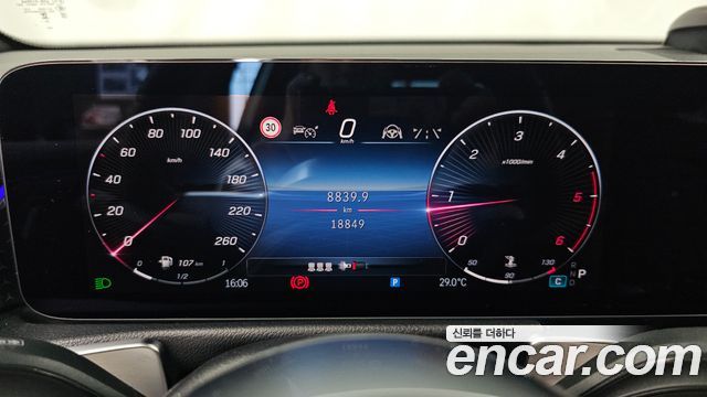 Mercedes-Benz GLB-Class 2024 — photo 11
