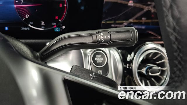 Mercedes-Benz GLB-Class 2024 — photo 12