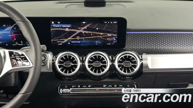 Mercedes-Benz GLB-Class 2024 — photo 20