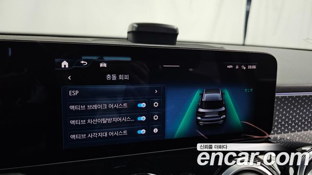 Mercedes-Benz GLB-Class 2024 — photo 22