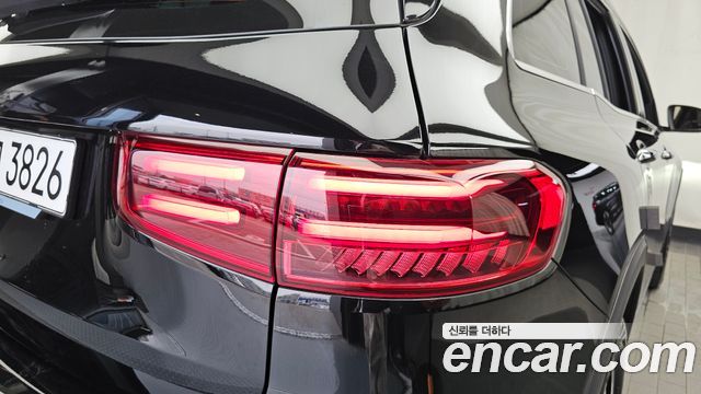 Mercedes-Benz GLB-Class 2024 — photo 9