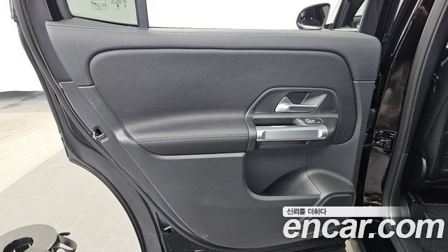 Mercedes-Benz GLB-Class 2024 — photo 15