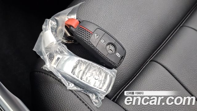 Mercedes-Benz GLB-Class 2024 — photo 16