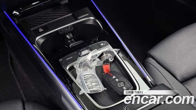 Mercedes-Benz GLB-Class 2024 — photo 28