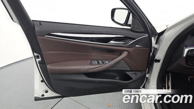 BMW 5-Series 2023 — photo 14