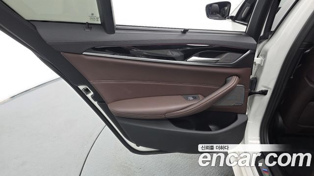 BMW 5-Series 2023 — photo 15