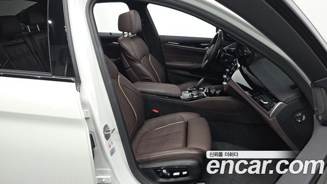 BMW 5-Series 2023 — photo 16
