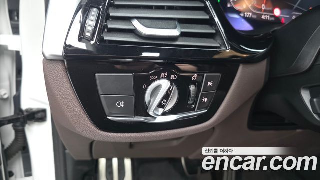 BMW 5-Series 2023 — photo 27