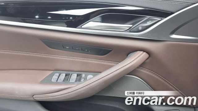 BMW 5-Series 2023 — photo 30