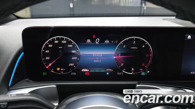 Mercedes-Benz GLB-Class 2024 — photo 8