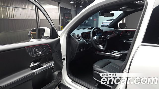 Mercedes-Benz GLB-Class 2024 — photo 10