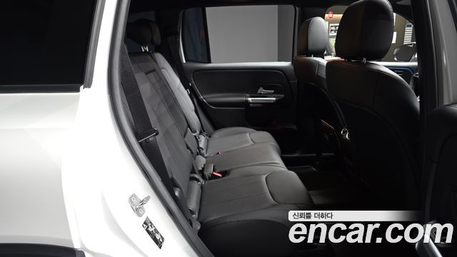 Mercedes-Benz GLB-Class 2024 — photo 12