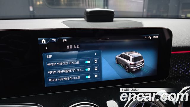 Mercedes-Benz GLB-Class 2024 — photo 16