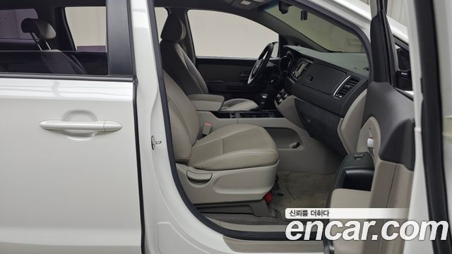 Kia Canival 2017 — photo 16