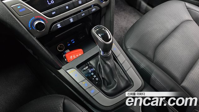 Hyundai AVANTE 2016 — photo 12