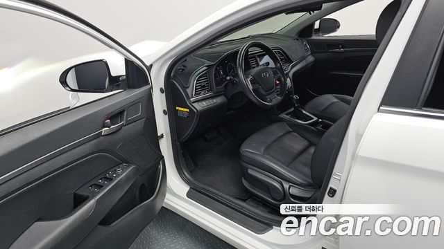 Hyundai AVANTE 2016 — photo 13