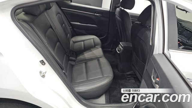 Hyundai AVANTE 2016 — photo 19