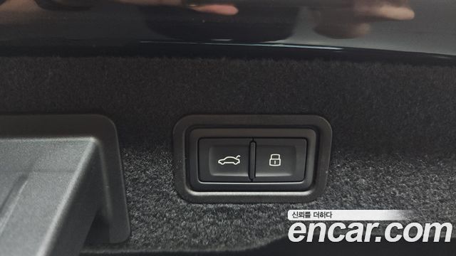 Audi A8 2023 — photo 22