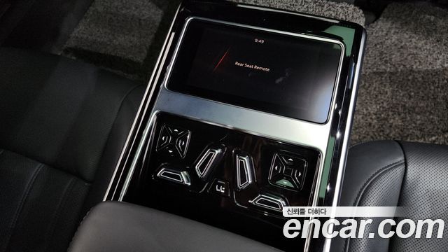 Audi A8 2023 — photo 27