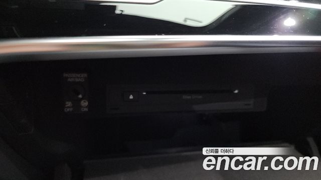 Audi A8 2023 — photo 30