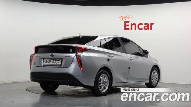 Toyota Prius 2017 — photo 2