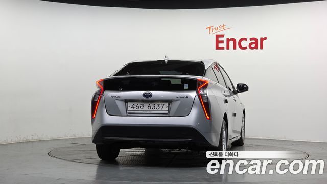 Toyota Prius 2017 — photo 4
