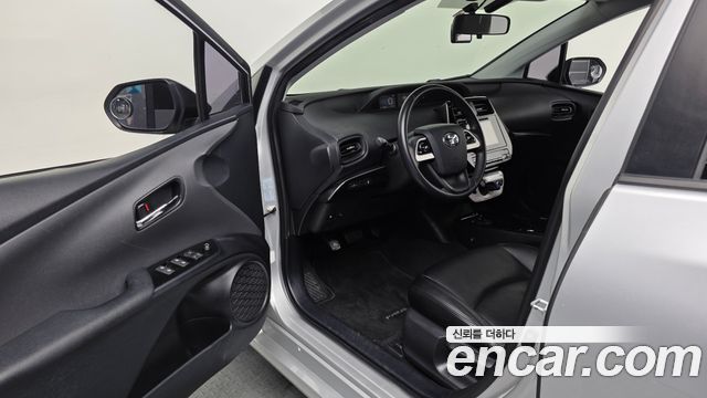 Toyota Prius 2017 — photo 10