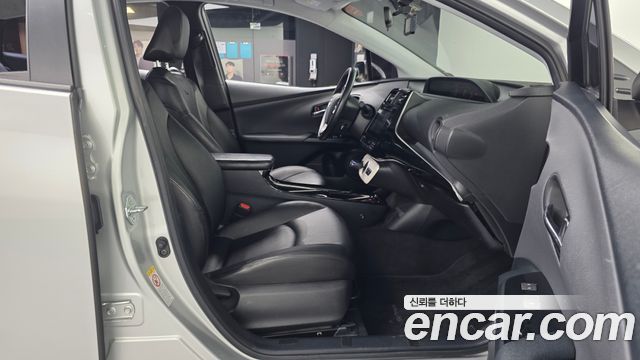 Toyota Prius 2017 — photo 11