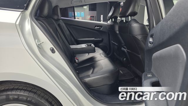 Toyota Prius 2017 — photo 12