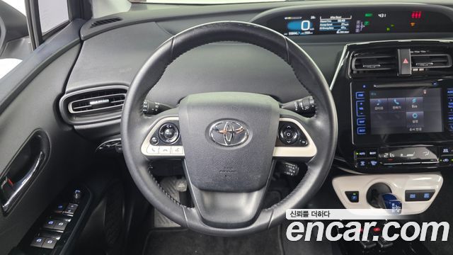 Toyota Prius 2017 — photo 13
