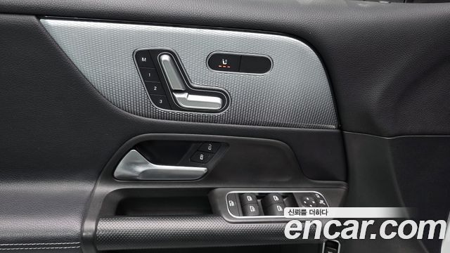 Mercedes-Benz GLB-Class 2021 — photo 23
