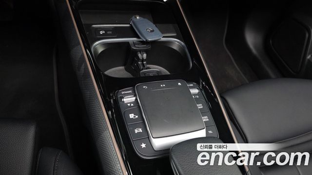 Mercedes-Benz GLB-Class 2021 — photo 24