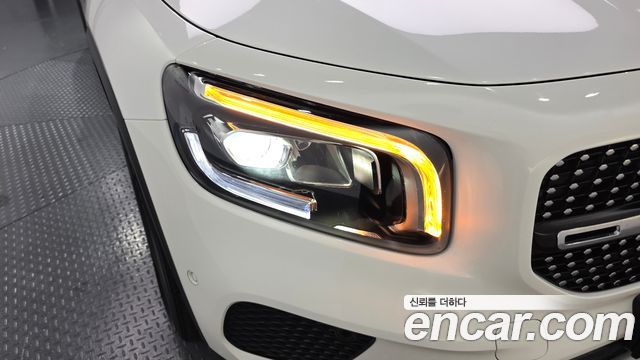 Mercedes-Benz GLB-Class 2021 — photo 8