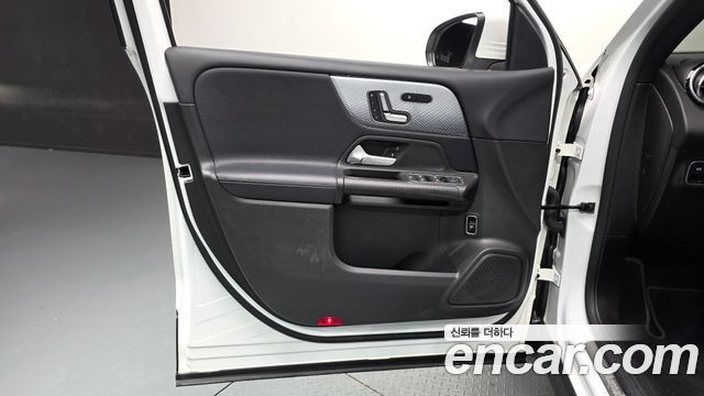 Mercedes-Benz GLB-Class 2021 — photo 14
