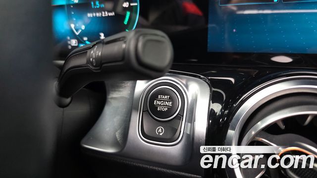 Mercedes-Benz GLB-Class 2021 — photo 29