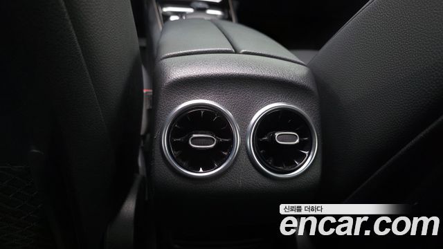 Mercedes-Benz GLB-Class 2021 — photo 31