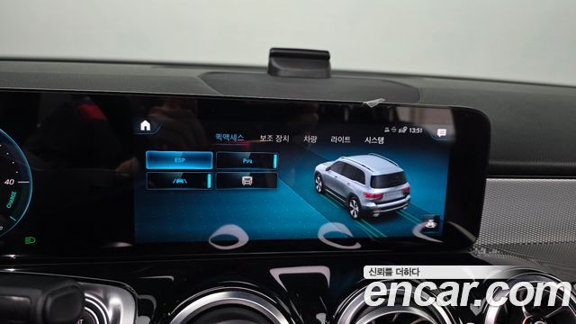 Mercedes-Benz GLB-Class 2021 — photo 32