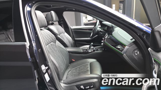 BMW 5-Series 2019 — photo 17