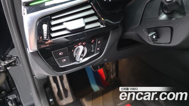 BMW 5-Series 2019 — photo 25