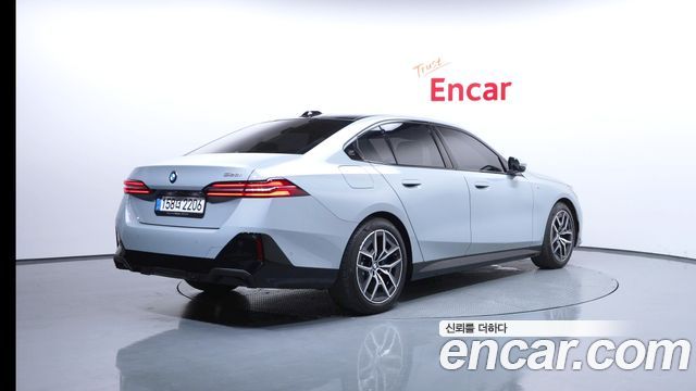 BMW 5-Series 2025 — photo 2