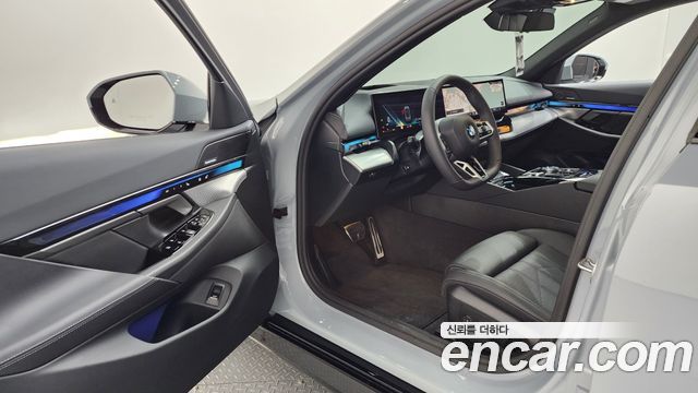 BMW 5-Series 2025 — photo 13