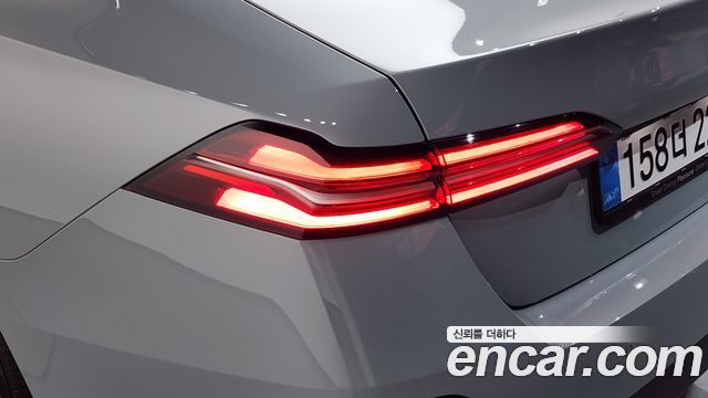BMW 5-Series 2025 — photo 9