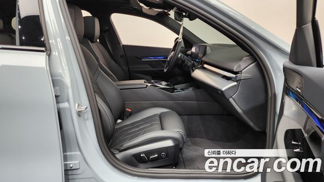 BMW 5-Series 2025 — photo 16