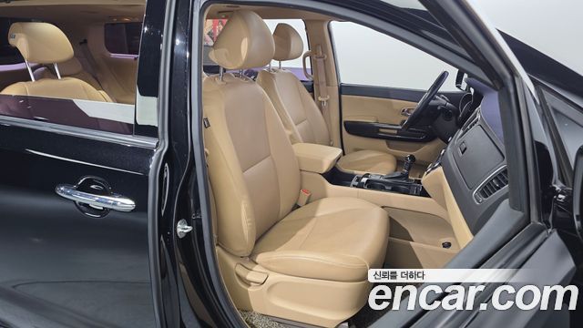 Kia Canival 2015 — photo 16