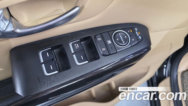 Kia Canival 2015 — photo 35
