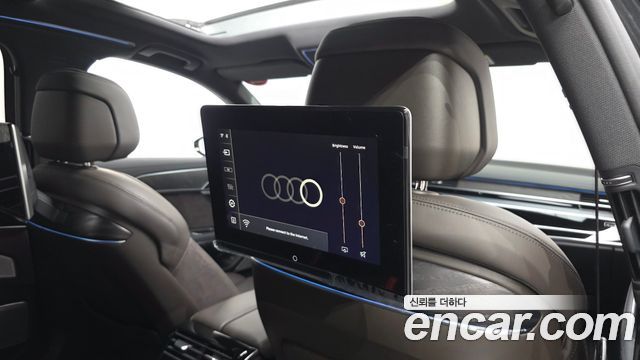 Audi A8 2023 — photo 25