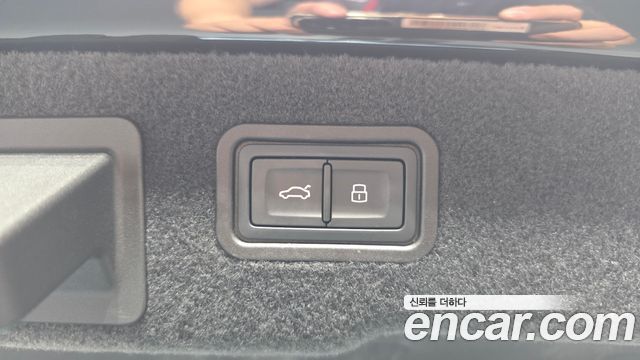 Audi A8 2023 — photo 27