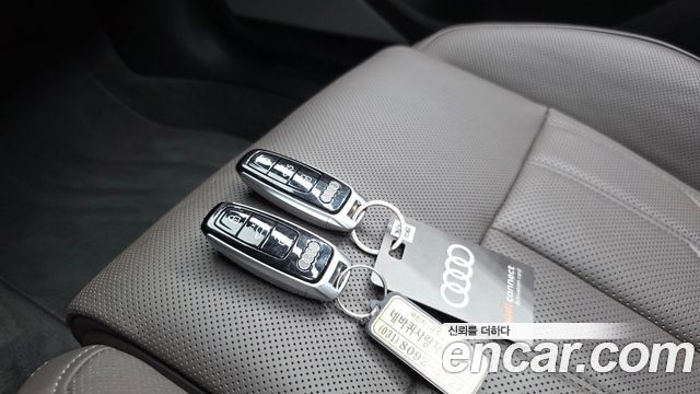 Audi A8 2023 — photo 28