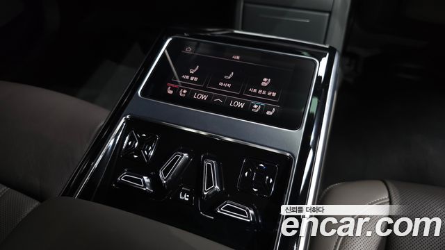 Audi A8 2023 — photo 33
